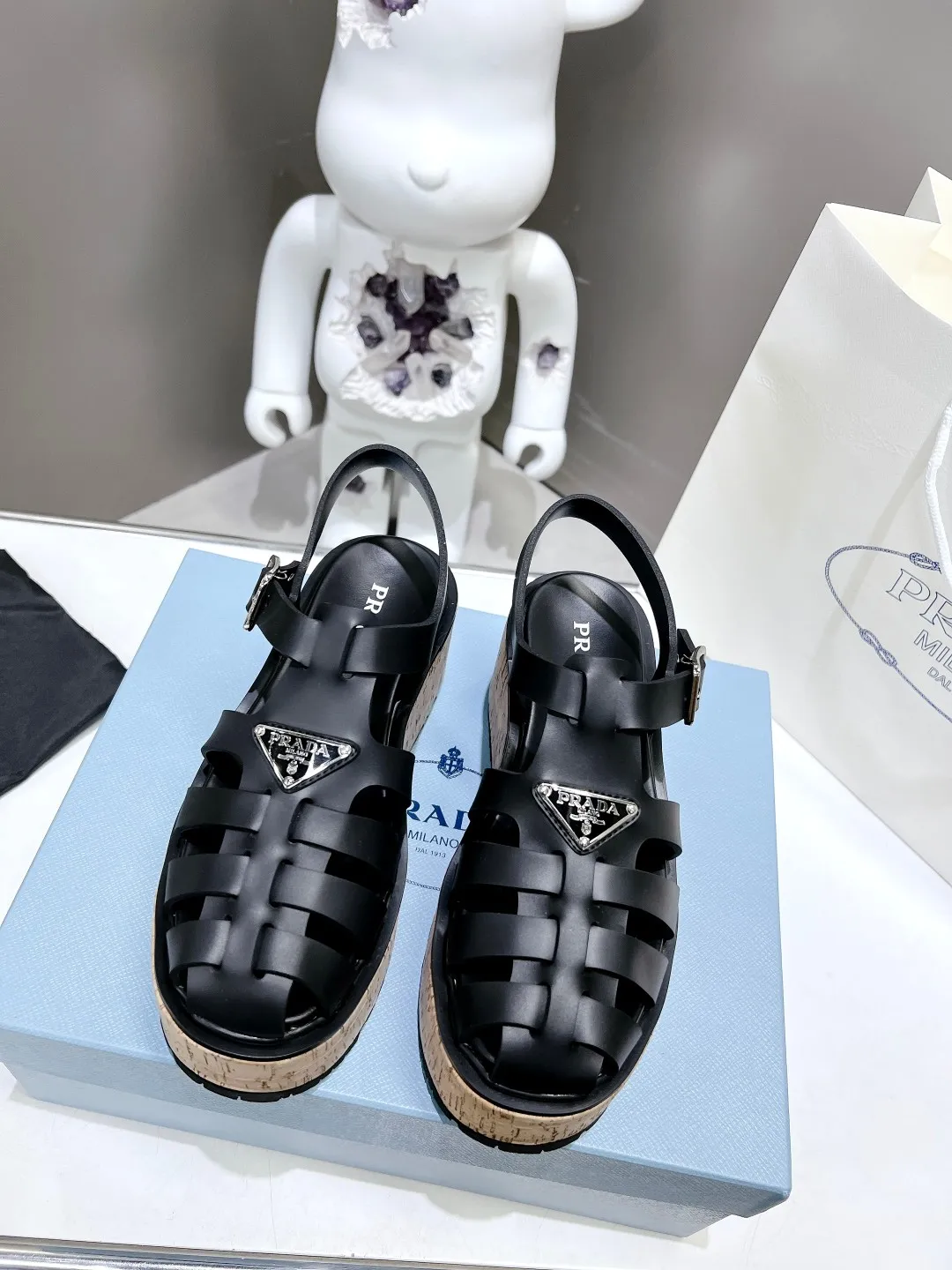 👟👟Ex-factory price 500👟👟 Super popular prada 2023 latest spring and summer zigzag Roman braided thick-soled rubber sandals E64. Retro, fashionable and avant-garde gears with 55mm thick soles and rubber uppers make the whole pair of shoes light and comfortable. Bright colors provide a variety of choices for fashionable people with different styles! The iconic metal triangle logo is paired with the shape of ancient beach sandals. Every design element is fashionable! Code number 35-40